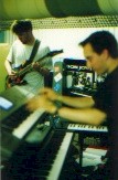 Manu & Claude excutant le 'riff qui tue'...