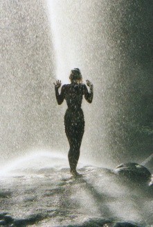 une dryade sous la cascade...